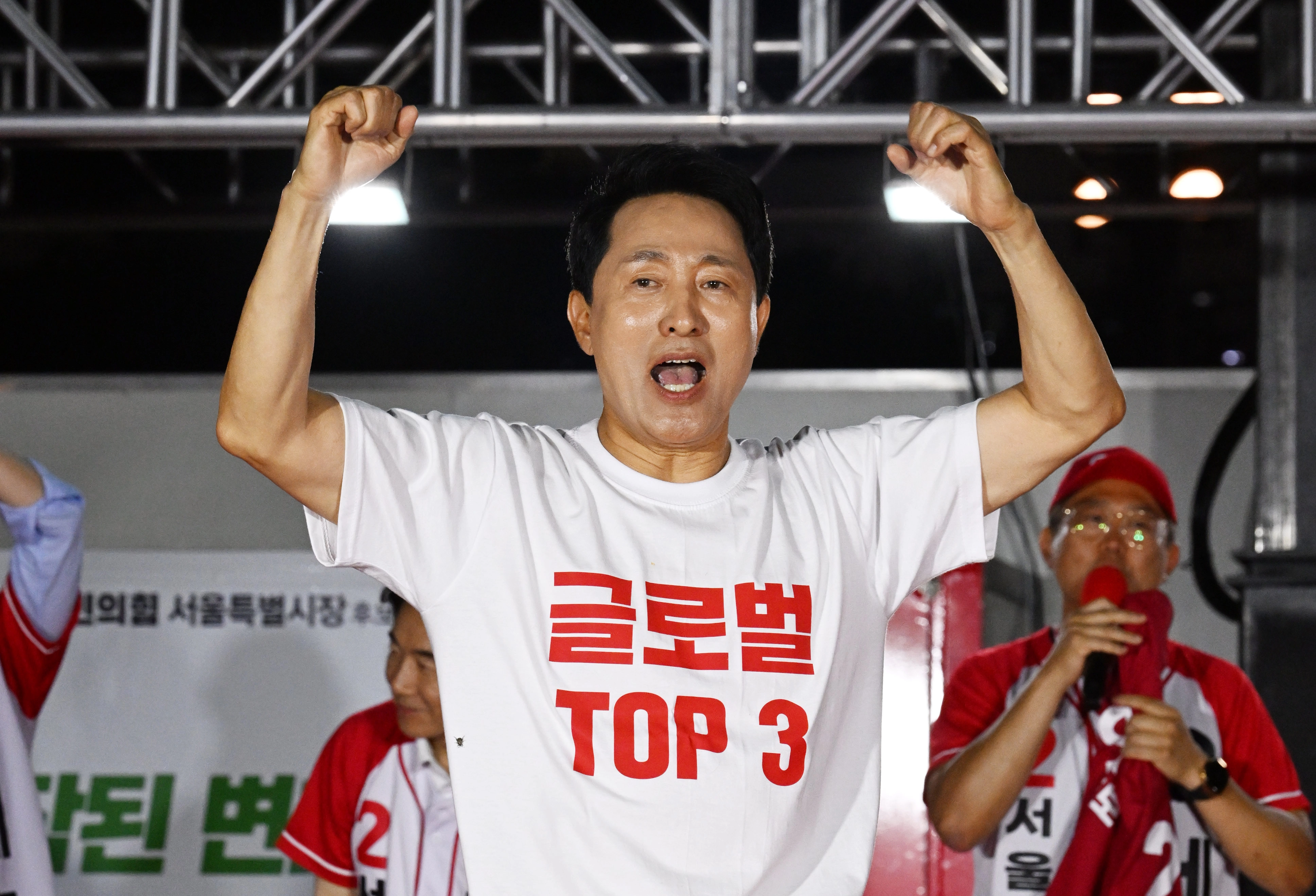신촌역서 주먹 불끈  오세훈 국민의힘 서울시장 후보가 2일 서울 서대문구 신촌역 스타광장에서 진행된 파이널 유세에서 ‘글로벌 TOP 3’가 적힌 티셔츠를 입고 지지를 호소하고 있다.
도준석 전문기자