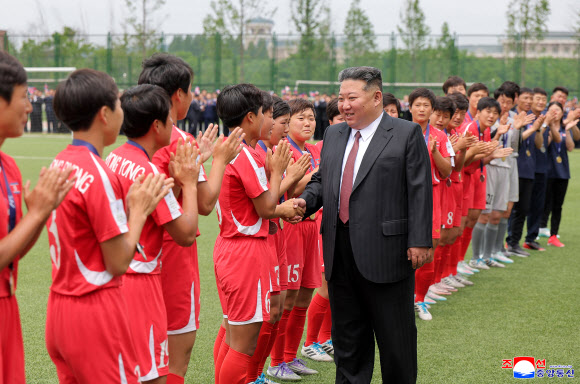김정은 북한 국무위원장이 지난 1일 노동당 중앙간부학교 창립 80주년 기념행사에서 2026년 AFC U-17 여자 아시안컵에서 우승한 국가종합팀 선수들과 악수하며 격려하고 있다. 2026.6.2 평양 조선중앙통신 연합뉴스