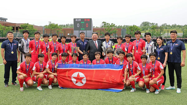 북한 노동당 기관지 노동신문은 2일 당 중앙간부학교 창립 80주년을 맞아 2026년 아시아축구연맹 17살미만(U-17) 여자아시아컵경기대회에서 우승한 국가대표팀과 ‘2025-2026년 아시아축구연맹 여자선수권보유자연맹전에서 우승한 내고향 축구팀이 시범경기를 진행했다고 보도했다. 김정은 당 총비서는 선수들과 감독들을 만나 격려했다.  평양 노동신문 뉴스1