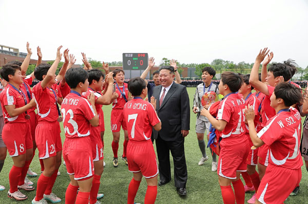 북한 노동당 기관지 노동신문은 2일 당 중앙간부학교 창립 80주년을 맞아 2026년 아시아축구연맹 17살 미만(U-17) 여자아시아컵경기대회에서 우승한 국가대표팀과 ‘2025-2026년 아시아축구연맹 여자선수권보유자연맹전에서 우승한 내고향 축구팀이 시범경기를 진행했다고 보도했다. 김정은 당 총비서는 선수들과 감독들을 만나 격려했다. 평양 노동신문 뉴스1
