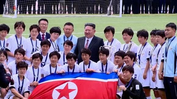 김정은 북한 국무위원장이 지난 1일 노동당 중앙간부학교 창립 80주년 기념행사에서 2025-2026 AFC 여자 챔피언스리그(AWCL) 우승팀인 내고향팀 선수·감독들과 기념촬영을 하고 있다. 2026.6.2 조선중앙TV 화면