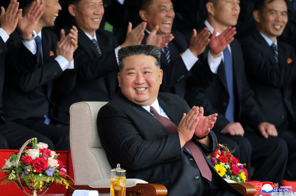 김정은 북한 국무위원장이 지난 1일 노동당 중앙간부학교 창립 80주년 기념행사에서 열린 여자축구 시범경기를 박수치며 관람하고 있다. 2026.6.2 평양 조선중앙통신 연합뉴스