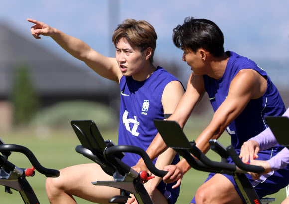 1일(현지시간) 오후 미국 유타주 헤리먼에 위치한 자이언스뱅크 트레이닝센터에서 축구 국가대표팀 이강인과 손흥민이 몸을 풀면서 이야기를 나누고 있다.  2026.6.2  연합뉴스
