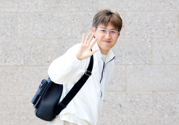 축구 국가대표팀 이강인이 1일(현지시간) 오후 공식 훈련이 예정된 미국 유타주 헤리먼에 위치한 자이언스뱅크 트레이닝센터에 도착하고 있다. 2026.6.2  연합뉴스
