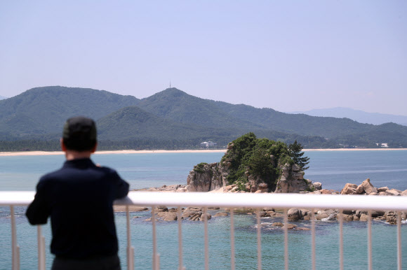 2일 강원 고성군 죽왕면 송지호 바다 하늘길에서 한 시민이 바다를 바라보고 있다. 2026.6.2  연합뉴스