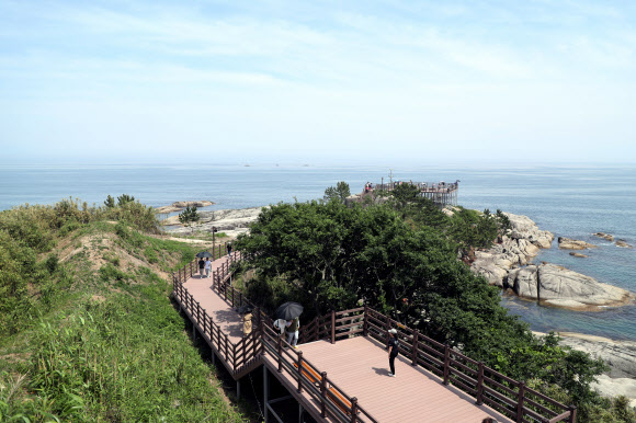 2일 강원 고성군 죽왕면 송지호 바다 하늘길에서 바라본 죽도가 시민과 관광객들로 붐비고 있다. 2026.6.2  연합뉴스