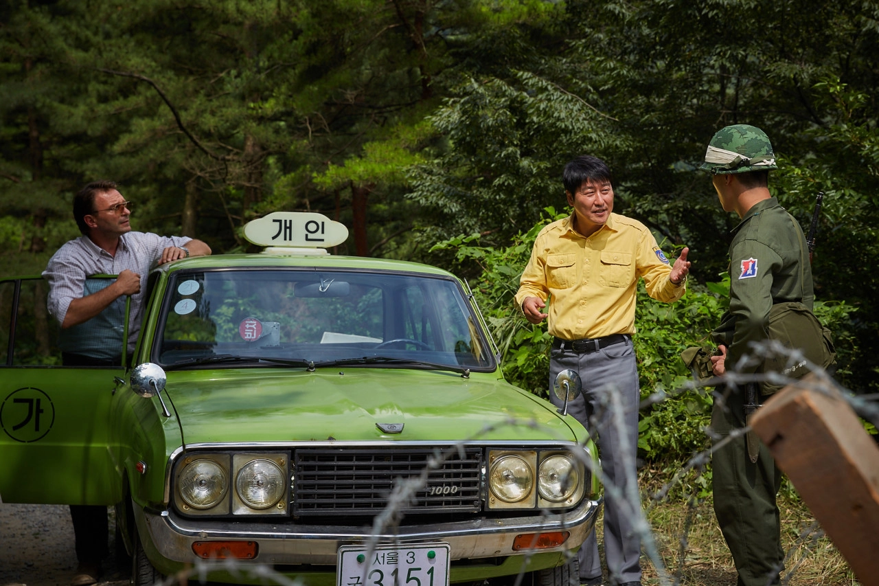 영화 ‘택시운전사’는 1980년 5월 광주에 갔다가 사건에 휘말리는 독일기자 피터(토마스 크레치만 분)와 택시운전사 만섭(송강호)의 이야기를 통해 광주민주화운동을 조명한다. 사진은 피터(왼쪽)와 만섭(가운데)이 광주를 빠져나오다 계엄군의 검문에 걸린 모습. 쇼박스 제공
