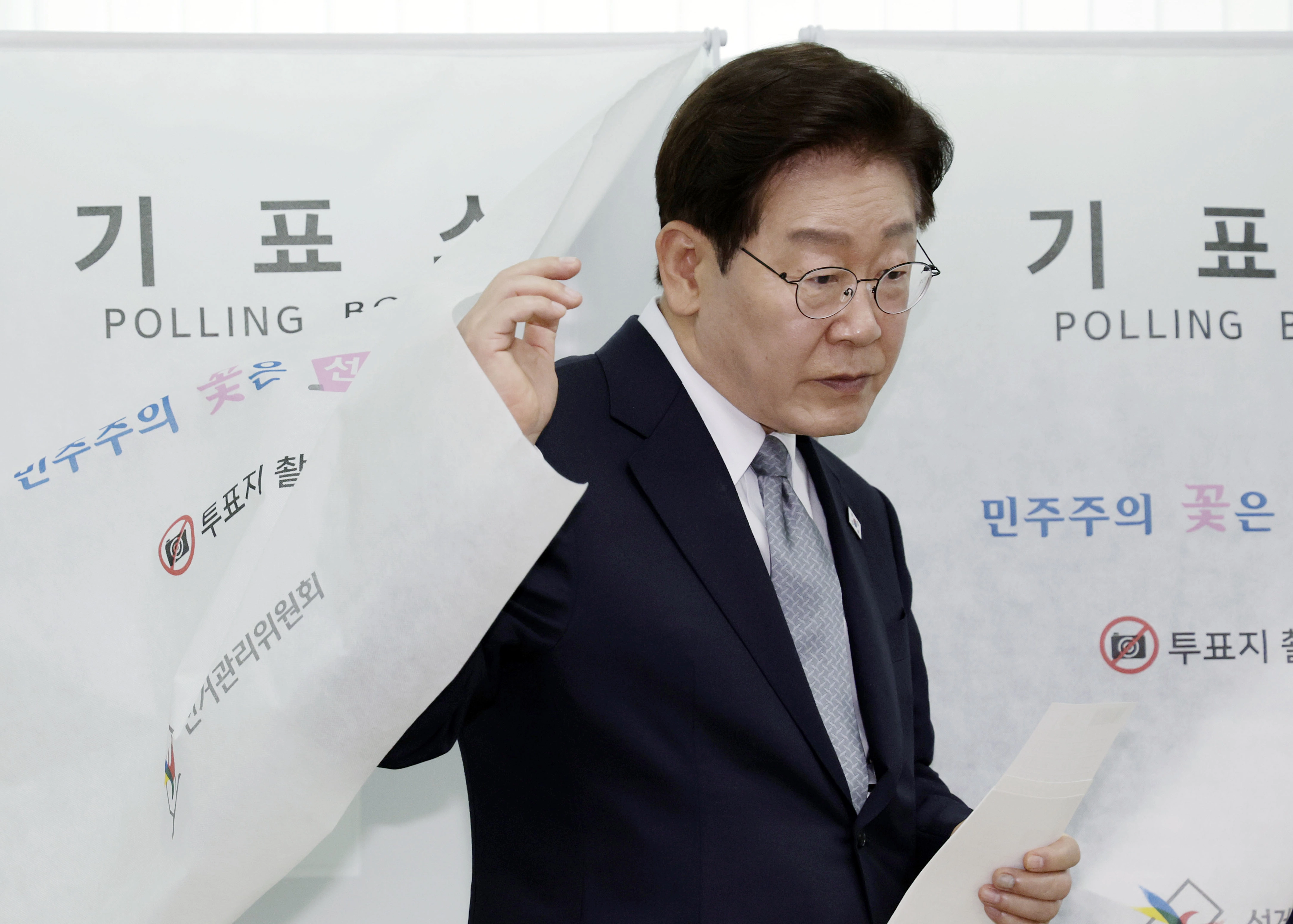 이재명 대통령이 제9회 전국동시지방선거 사전투표 첫날인 29일 서울 종로구 삼청동 주민센터에 마련된 사전투표소에서 투표를 마친 뒤 기표소에서 나오고 있다. 2026.5.29 청와대통신사진기자단