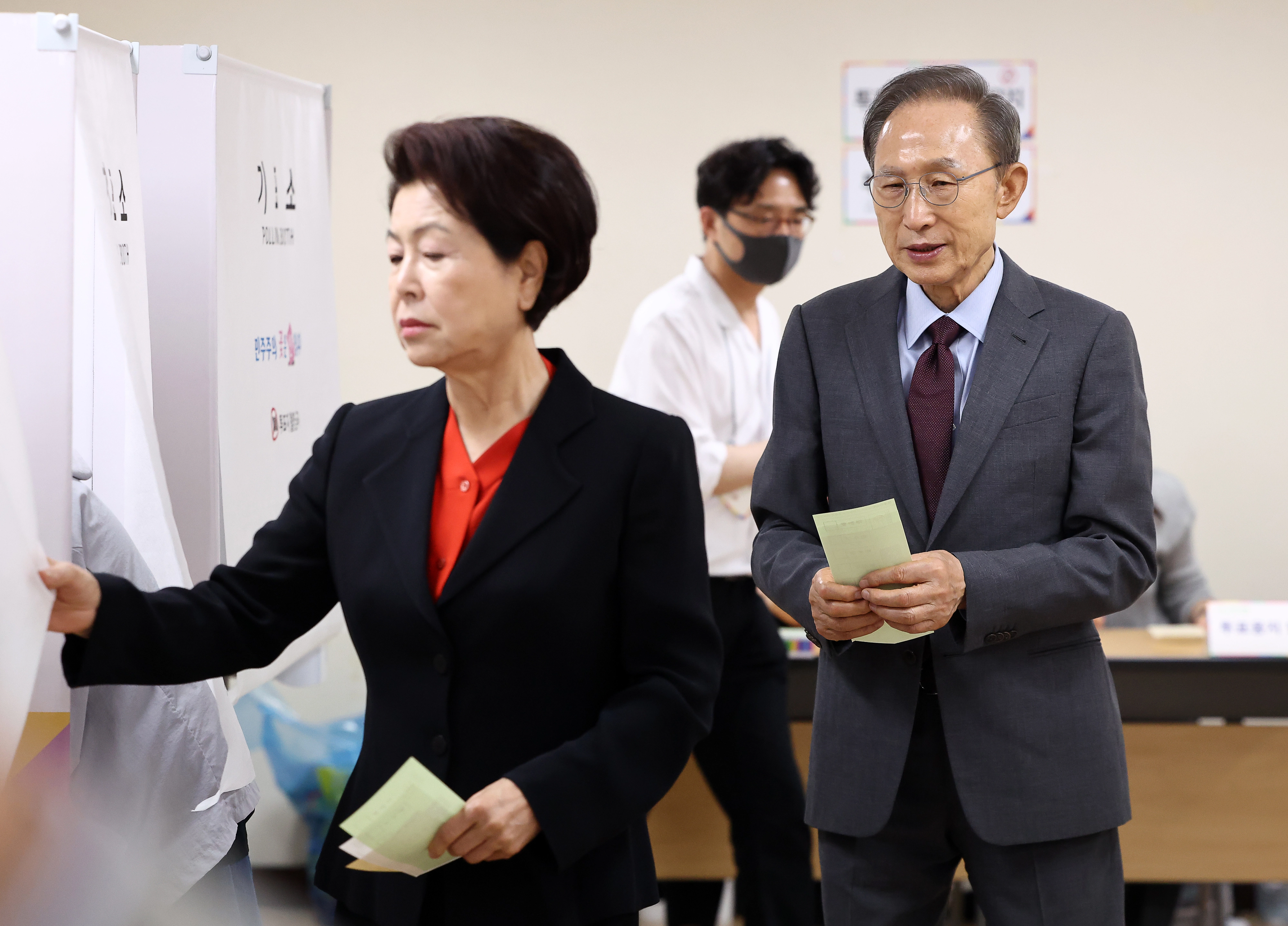 이명박 전 대통령과 부인 김윤옥 여사가 제9회 전국동시지방선거일인 3일 서울 국민연금공단서울남부지역본부에 마련된 논현1동 제3투표소에서 투표를 하고 있다. 2026.6.3 연합뉴스