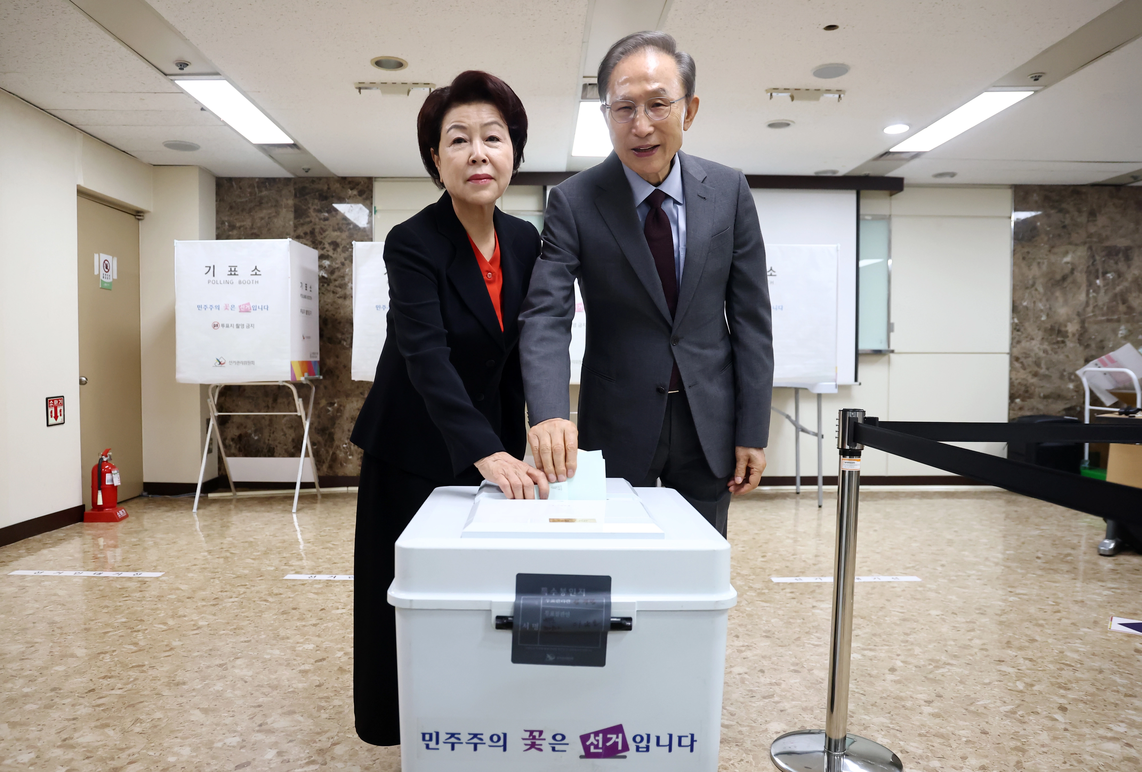이명박 전 대통령과 부인 김윤옥 여사가 3일 서울 국민연금공단서울남부지역본부에 마련된 논현1동 제3투표소에서 투표를 하고 있다. 2026.6.3 연합뉴스