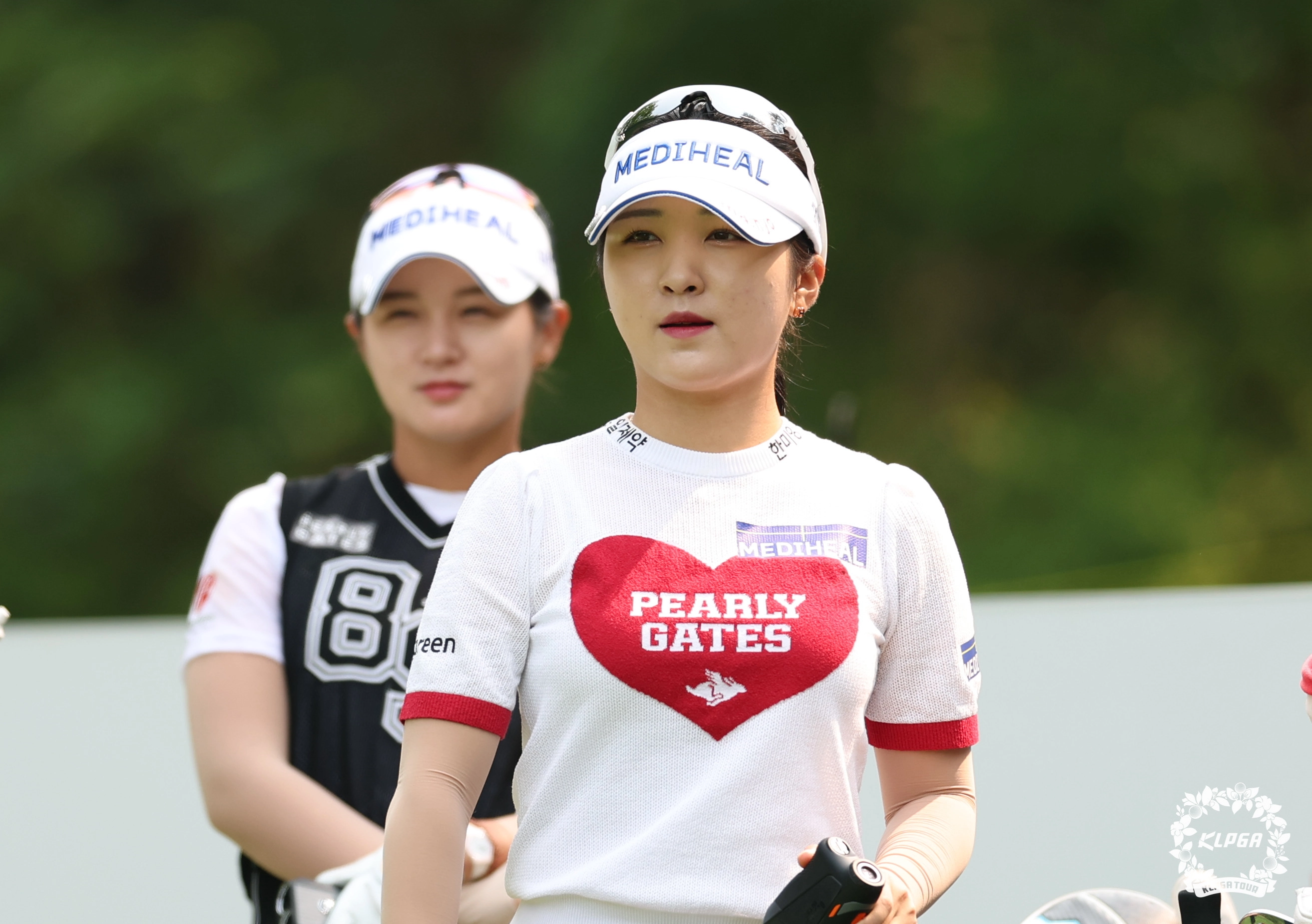 함께 경기하는 이예원과 박현경. 둘은 경기력과 인기가 둘 다 높아 ‘방송조’에 자주 포함되는 선수들이다. KLPGA 제공.
