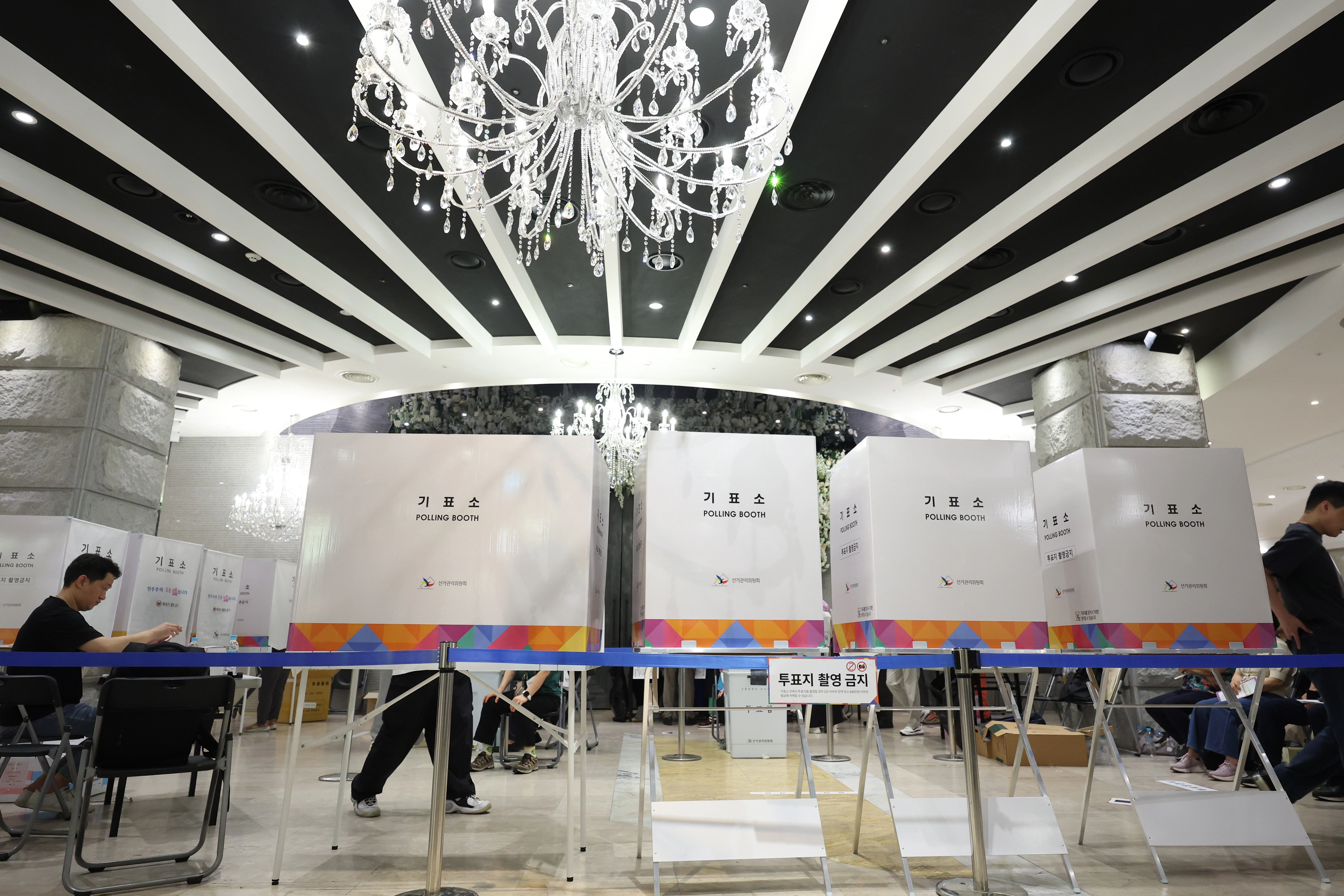 제9회 전국동시지방선거일인 3일 서울 구로구 한 웨딩홀에 마련된 구로제5동 제1투표소에서 유권자들이 투표를 하고 있다. 2026.6.3 연합뉴스