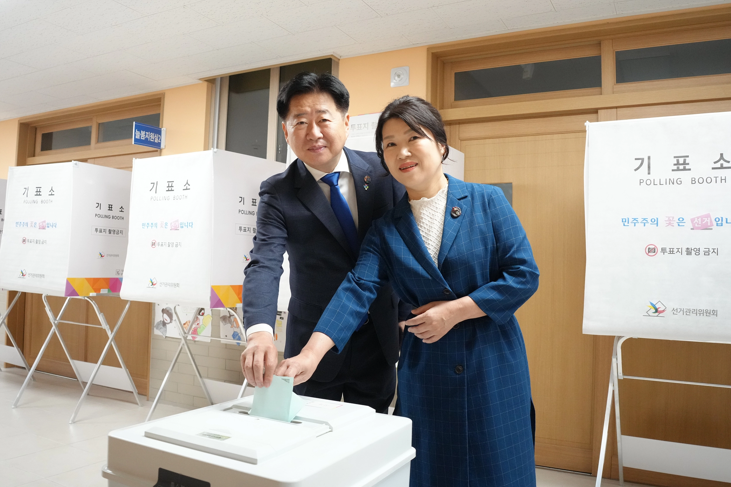 오영훈 지사 부부가 3일 오전 제주시 아라초등학교에서 투표를 하고 있다. 제주도 제공