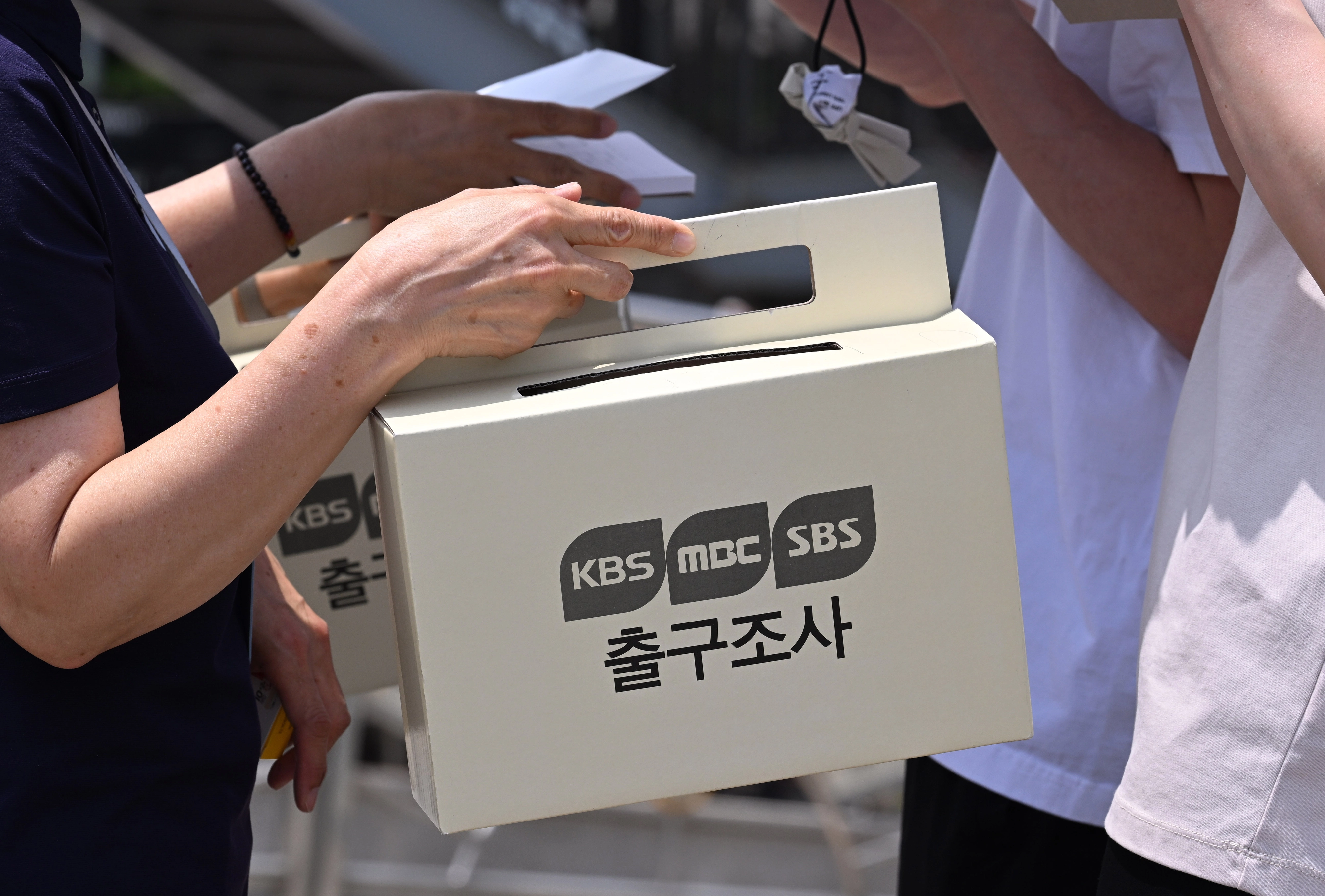 6·3 지방선거일인 3일 투표를 마친 유권자들을 상대로 지상파 3사 출구조사가 진행되고 있다. 2026.6.3 도준석 전문기자