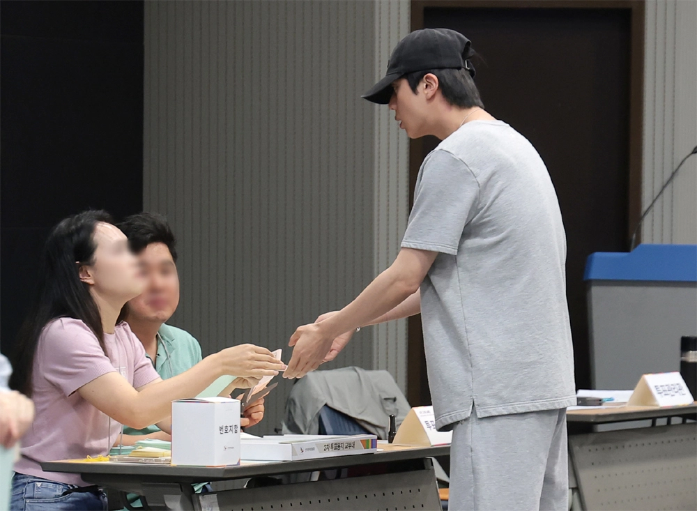 방탄소년단(BTS) 진이 제9회 전국동시지방선거 및 국회의원 재·보궐선거일인 3일 서울 용산구 중부기술교육원에 마련된 한남동 제3투표소로 찾아 소중한 한 표를 행사했다.
뉴스1