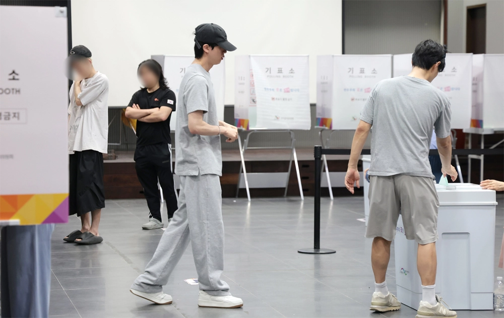 방탄소년단(BTS) 진이 제9회 전국동시지방선거 및 국회의원 재·보궐선거일인 3일 서울 용산구 중부기술교육원에 마련된 한남동 제3투표소로 찾아 소중한 한 표를 행사했다.
뉴스1