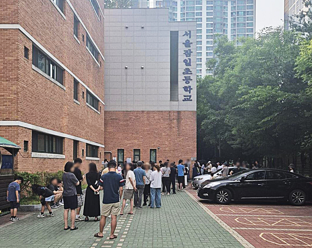 투표용지 부족 신고가 빗발치고 있는 가운데 서울 송파구 잠실의 한 투표소에서 유권자들이 투표를 위해 줄을 서고 있다. 2026.6.3 독자 제공