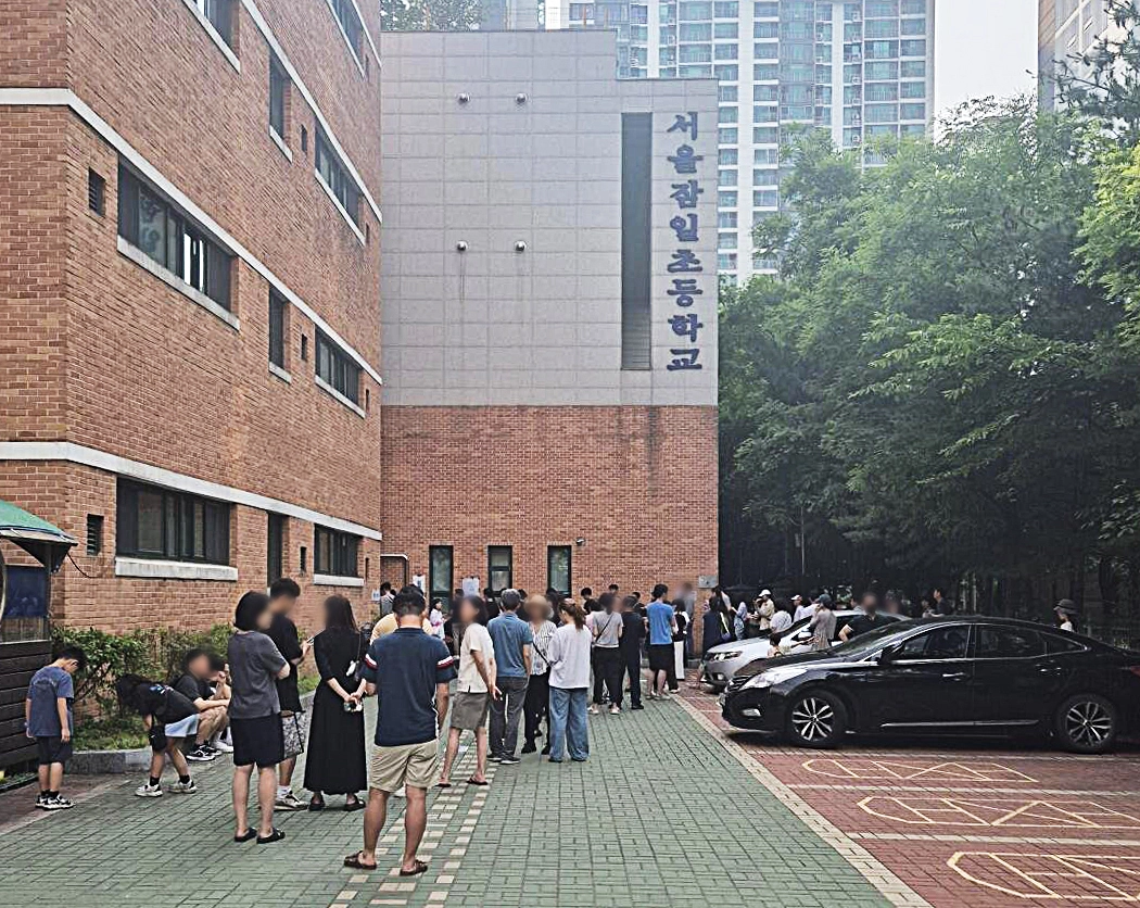 투표용지 부족 신고가 빗발치고 있는 가운데 서울 송파구 잠실의 한 투표소에서 유권자들이 투표를 위해 줄을 서고 있다. 2026.6.3 독자 제공