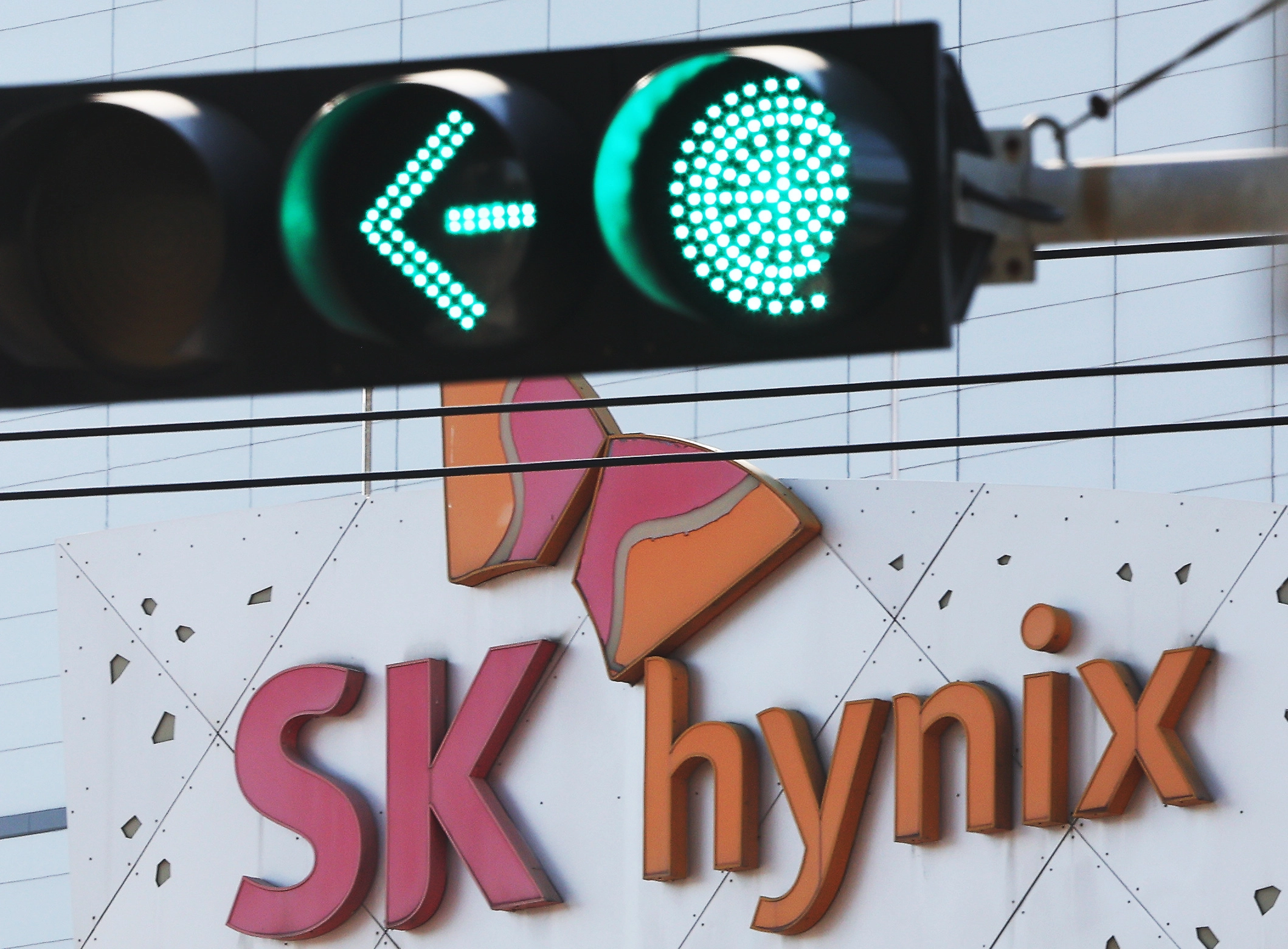 역대 최대 실적 달성한 SK하이닉스  SK하이닉스가 지난해 인공지능(AI) 반도체 수요 급증에 힘입어 매출액 97조원, 영업이익 47조원을 넘어 2024년에 이어 또다시 역대 최고 실적을 경신했다. 지난해 4분기에도 매출 32조원, 영업익 19조원을 넘어 연간과 분기 모두 사상 최고 기록을 달성했고, 영업이익률까지 58%로 역대급 기록을 세웠다. 경기도 이천시 SK하이닉스 본사 모습. 연합뉴스