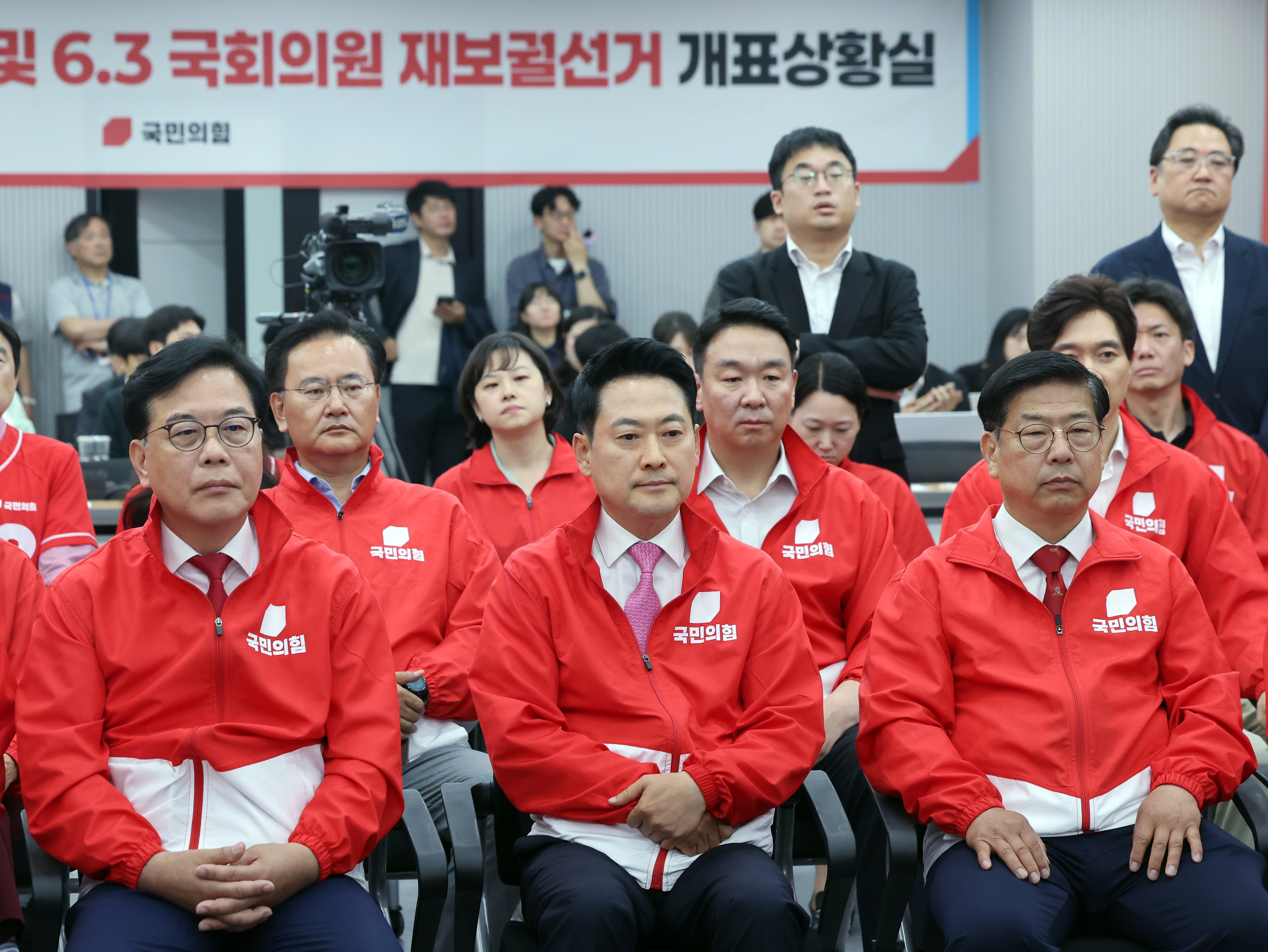 착잡한 국민의힘  장동혁 국민의힘 대표를 비롯한 지도부와 의원, 당직자들이 3일 오후 서울 여의도 중앙당사에 마련된 개표상황실에서 지방선거 및 국회의원 보궐선거 출구조사 방송을 지켜보고 있다.