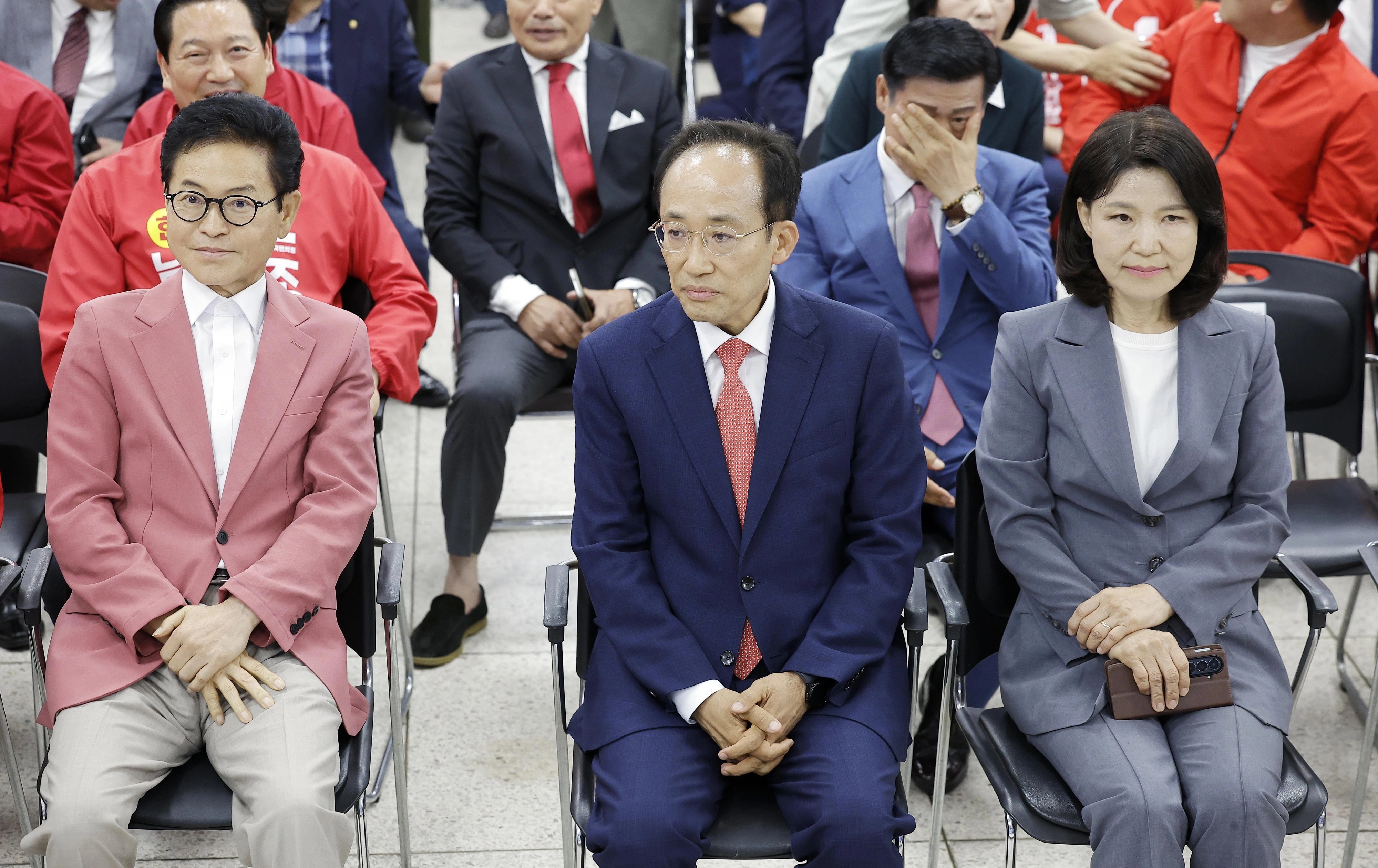 자리에 앉은 추경호-이철우-이진숙  국민의힘 추경호 대구시장 후보가 3일 대구 수성구 국민의힘 대구시당에 마련된 개표상황실에서 이철우 경북도지사 후보, 이진숙 대구 달성군 국회의원 후보 등이 자리에 앉아 있다. 2026.06.03. 뉴시스