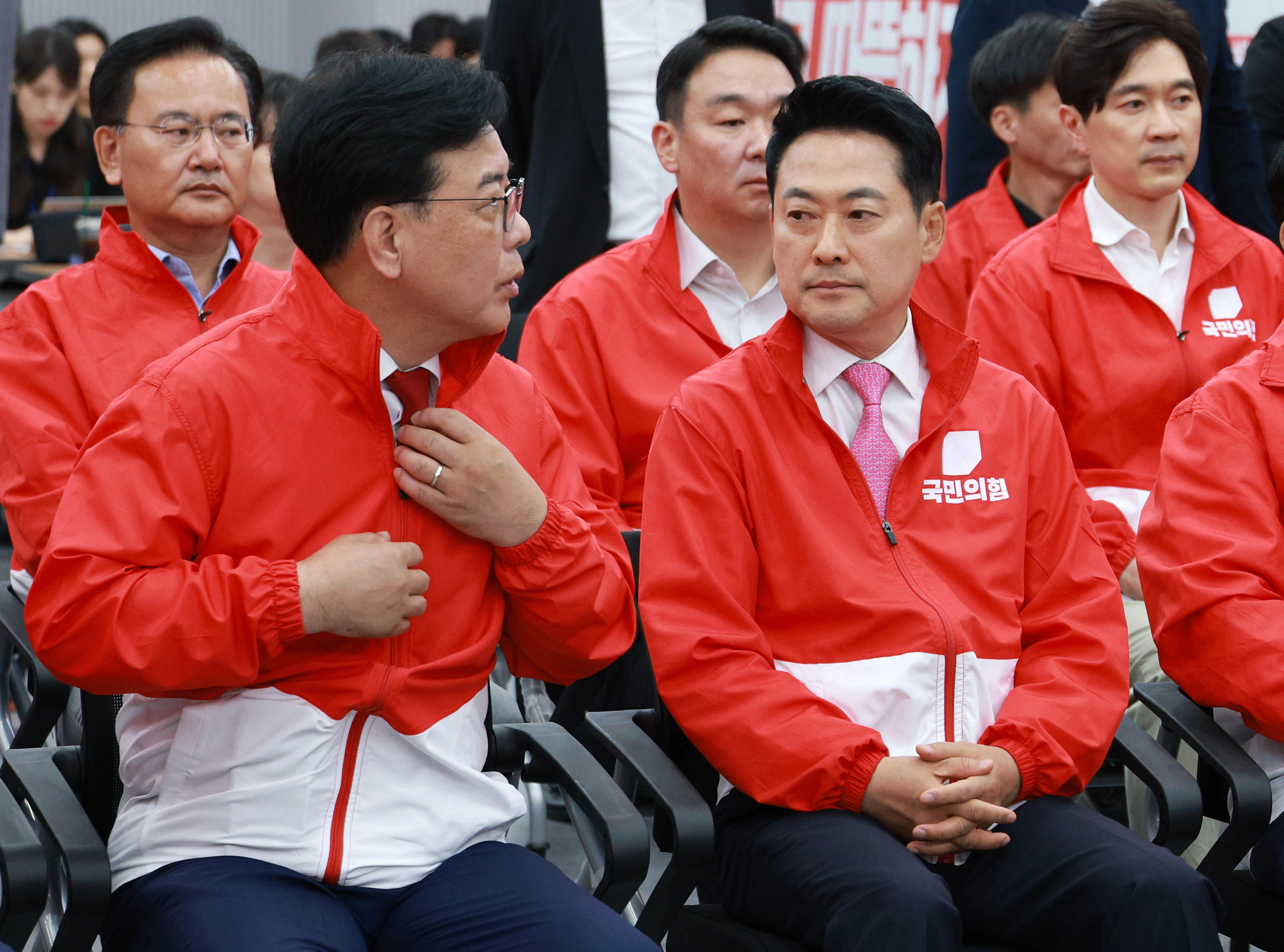 국민의힘 장동혁 상임선거대책위원장(오른쪽)과 송언석 공동선대위원장이 3일 서울 여의도 당사에 마련된 개표 상황실에서 제9회 전국동시지방선거 및 6.3 국회의원 재·보궐선거 방송사 출구조사 결과를 보다 대화하고 있다. 연합뉴스