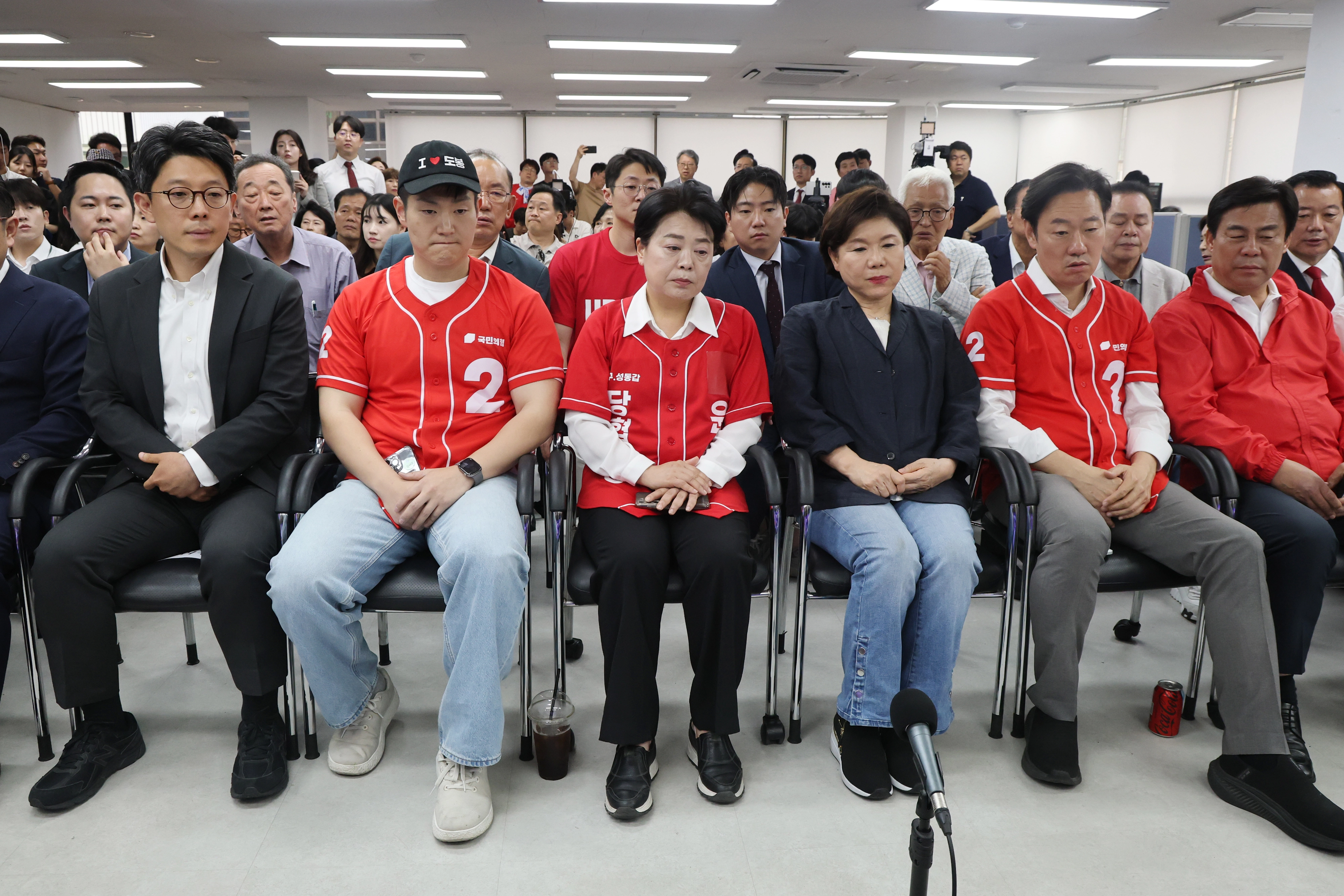 오세훈 국민의힘 서울시장 후보 캠프 관계자들이 3일 서울 종로구 관철동 대왕빌딩에 마련된 선거사무소에서 제9회 전국동시지방선거 방송3사 출구조사 결과를 확인하고 있다.  앞줄 왼쪽부터 김병민 선대위 대변인, 김재섭·윤희숙 공동선대위원장, 조은희 총괄선거대책본부장, 박수민 공동선대위원장, 김선동 총괄본부장.
연합뉴스