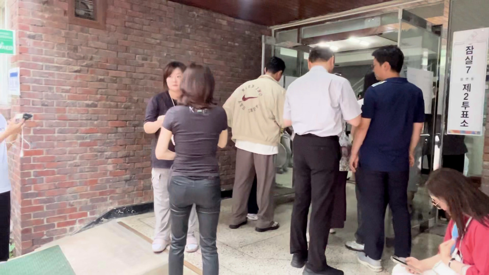 3일 오후 서울 송파구 잠실7동 제2투표소에서 투표용지 조기 소진으로 투표가 마비되자, 임시 대기표를 받아 든 시민들이 선관위의 부실한 행정과 늑장 대처에 분통을 터뜨리고 있다.김세렴 기자