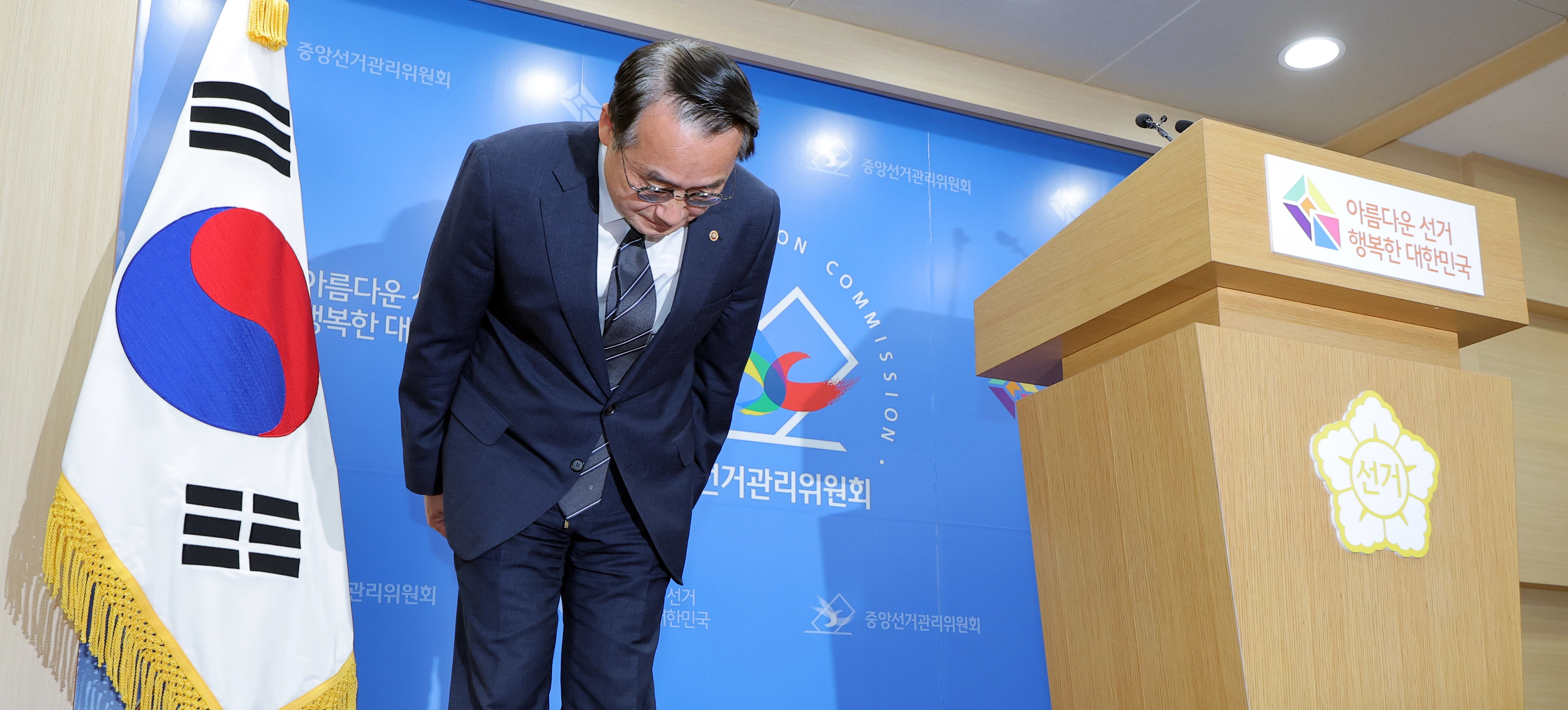 허철훈 중앙선거관리위원회 사무총장이 6·3 지방선거 본투표일인 3일 경기 과천 중앙선관위에서 투표용지 부족 사태 관련 대국민 사과를 하고 있다. 2026.6.3 연합뉴스