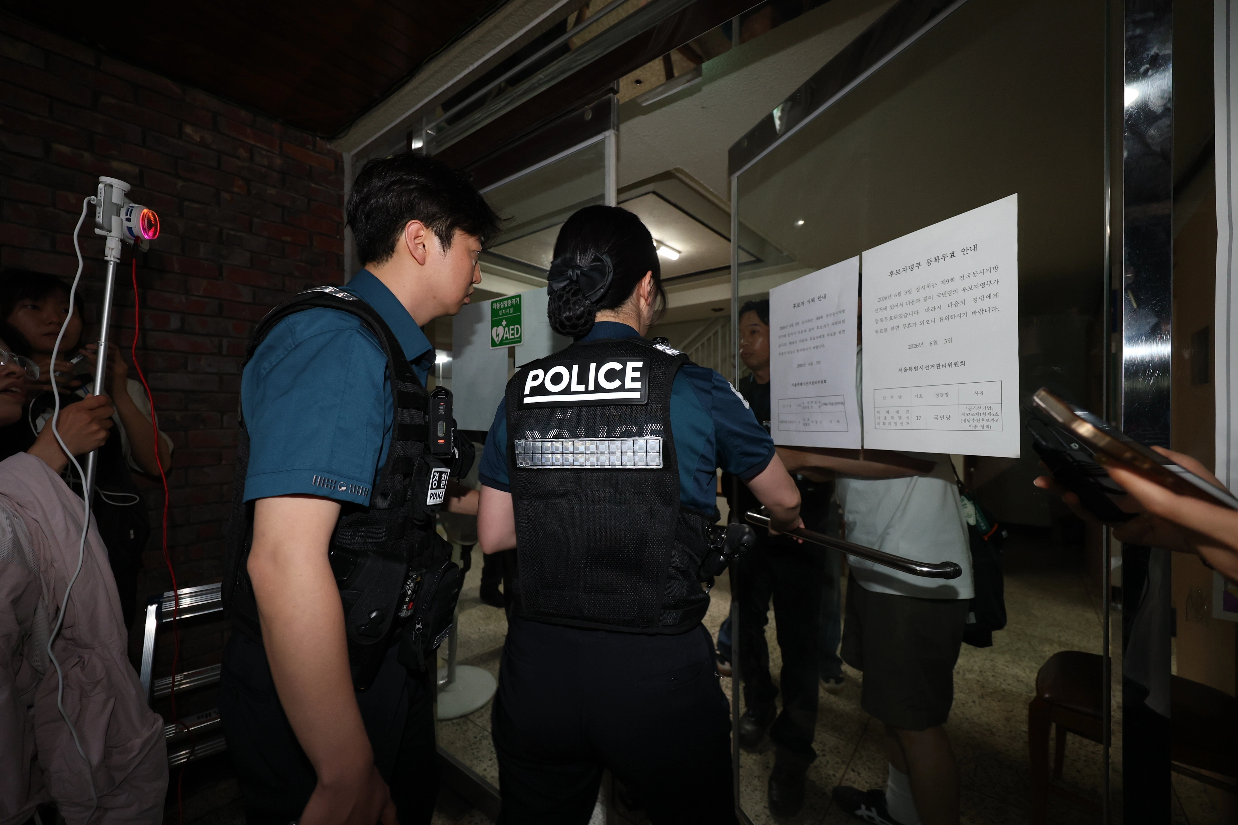 6·3 지방선거 본투표일인 3일 투표용지 부족으로 투표시간이 오후 10시까지 연장된 서울 송파구 잠실7동 제2투표소에 경찰들이 들어가고 있다. 2026.6.3. 뉴스1
