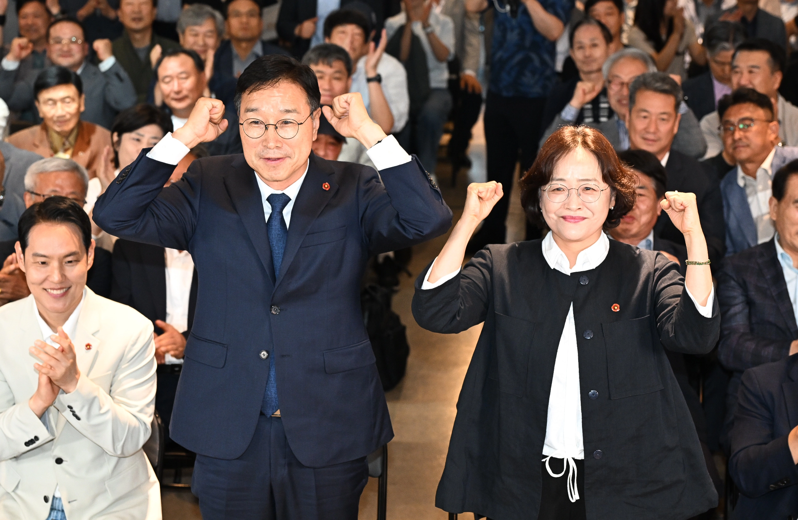 환호하는 위성곤 더불어민주당 제주도지사 후보  제9회 전국동시지방선거 투표가 종료된 3일 오후 제주시 오라2동에 위치한 위성곤 후보 선거사무소에서 더불어민주당 위성곤 제주도지사 후보 부부와 지지자들이 출구조사 결과가 나오자 환호하고 있다. 뉴시스