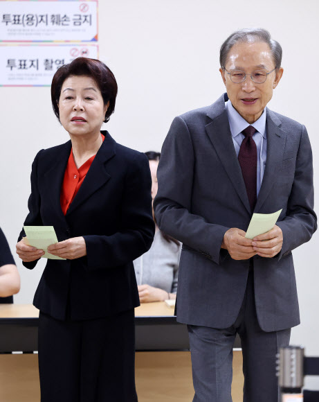 이명박 전 대통령과 부인 김윤옥 여사가 제9회 전국동시지방선거일인 3일 서울 국민연금공단서울남부지역본부에 마련된 논현1동제3투표소에서 투표를 하고 있다. 2026.6.3 연합뉴스