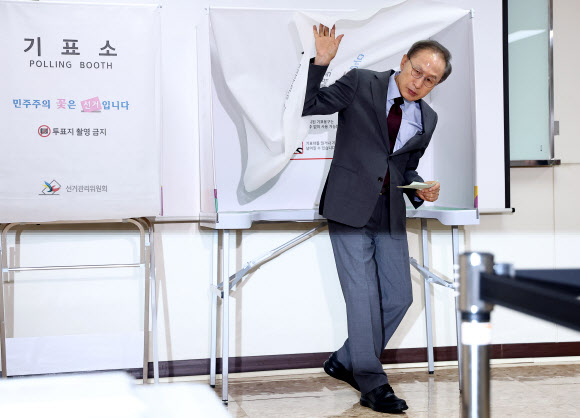 이명박 전 대통령이 제9회 전국동시지방선거일인 3일 서울 국민연금공단서울남부지역본부에 마련된 논현1동 제3투표소에서 투표를 하고 있다. 2026.6.3 연합뉴스