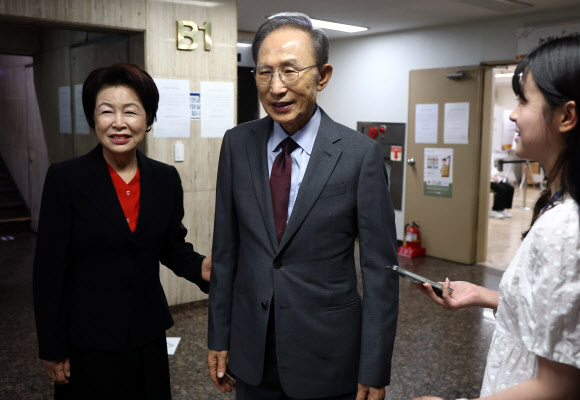 이명박 전 대통령과 부인 김윤옥 여사가 제9회 전국동시지방선거일인 3일 서울 국민연금공단서울남부지역본부에 마련된 논현1동 제3투표소에서 투표를 마친 후 이동하고 있다. 2026.6.3 연합뉴스