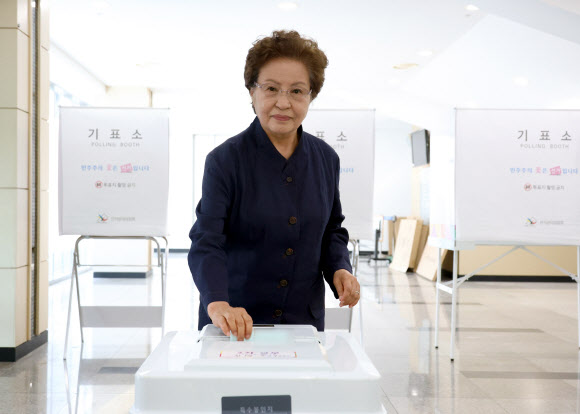 노무현 전 대통령 부인 권양숙 여사가 제9대 전국동시지방선거일인 3일 오전 경남 김해시 진영읍 한빛도서관 공연장 투표소에서 한표를 행사하고 있다. 2026.6.3 연합뉴스 
