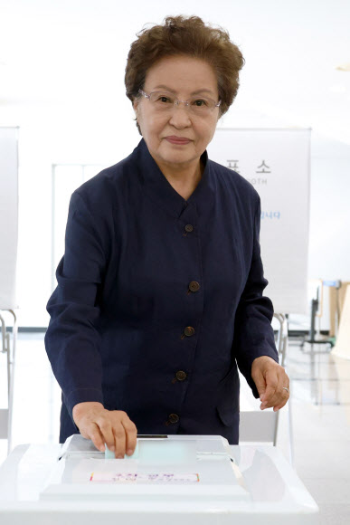 노무현 전 대통령 부인 권양숙 여사가 제9대 전국동시지방선거일인 3일 오전 경남 김해시 진영읍 한빛도서관 공연장 투표소에서 한표를 행사하고 있다. 2026.6.3 연합뉴스