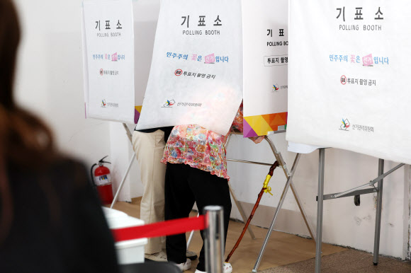 제9회 전국동시지방선거날인 3일 오전 광주 동구 한 도자기 판매점에 마련된 계림1동 제2투표소에서 유권자들이 투표하고 있다. 2026.6.3 연합뉴스
