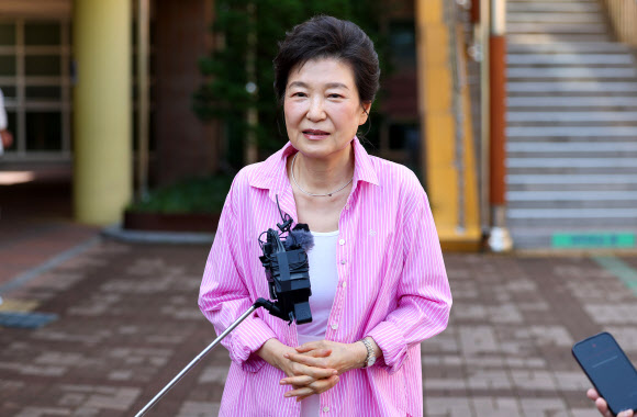 박근혜 전 대통령이 제9회 전국동시지방선거 투표일인 3일 대구 달성군 비슬초등학교에 마련된 투표소에서 투표 후 소감을 밝히고 있다. 2026.6.3 연합뉴스