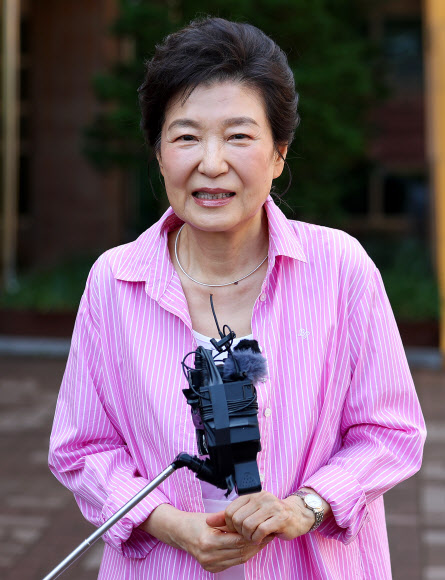 박근혜 전 대통령이 제9회 전국동시지방선거 투표일인 3일 대구 달성군 비슬초등학교에 마련된 투표소에서 투표 후 소감을 밝히고 있다. 2026.6.3 연합뉴스