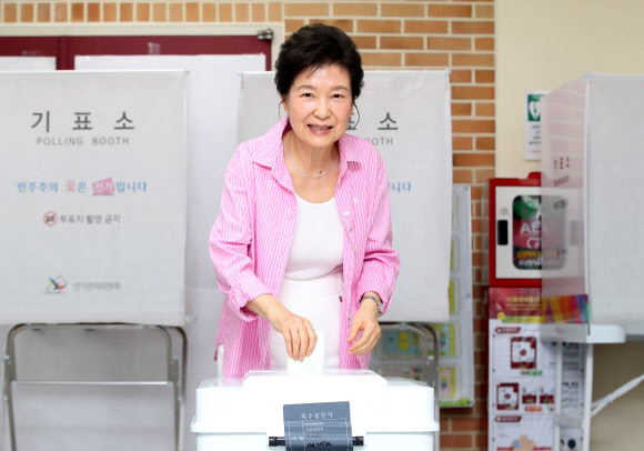 박근혜 전 대통령이 제9회 전국동시지방선거 투표일인 3일 대구 달성군 비슬초등학교에 마련된 투표소에서 한 표를 행사하고 있다. 2026.6.3 연합뉴스