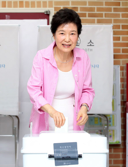 박근혜 전 대통령이 제9회 전국동시지방선거 투표일인 3일 대구 달성군 비슬초등학교에 마련된 투표소에서 한 표를 행사하고 있다. 2026.6.3 연합뉴스