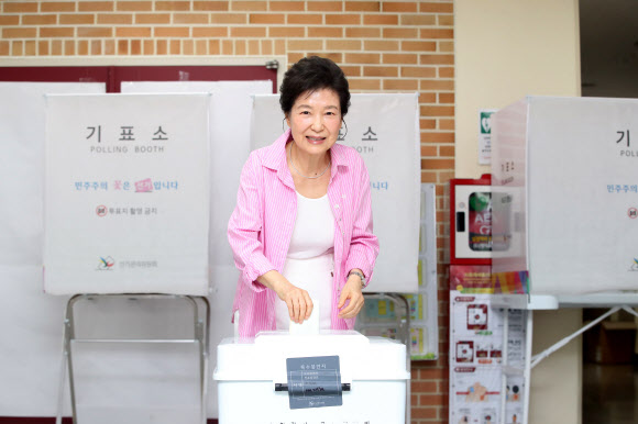 박근혜 전 대통령이 제9회 전국동시지방선거 투표일인 3일 대구 달성군 비슬초등학교에 마련된 투표소에서 한 표를 행사하고 있다. 2026.6.3 연합뉴스