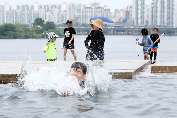 무더운 날씨를 보인 3일 서울 여의도 한강공원에서 어린이들이 물놀이를 하고 있다. 2026.6.3 연합뉴스