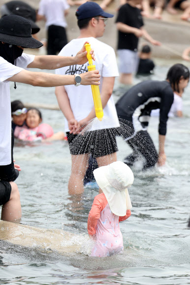 무더운 날씨를 보인 3일 서울 여의도 한강공원에서 어린이들이 물놀이를 하고 있다. 2026.6.3 연합뉴스