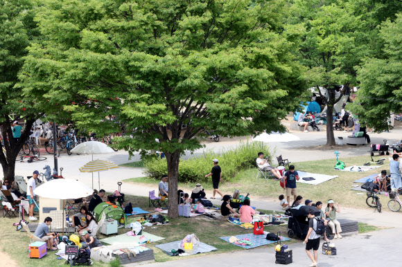 무더운 날씨를 보인 3일 서울 여의도 한강공원에서 시민들이 나들이를 즐기고 있다. 2026.6.3 연합뉴스