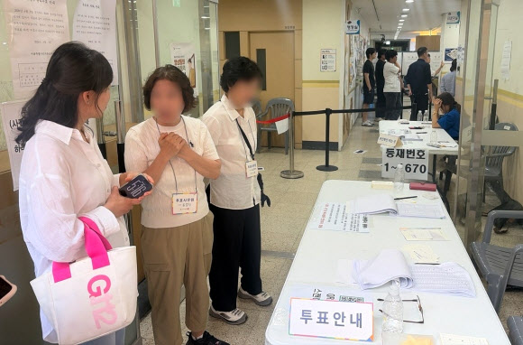 6?3 지방선거 본투표일인 3일 서울 송파구 잠실 한 투표소에서 투표용지 부족으로 유권자들이 대기하고 있다. 2026.6.3 연합뉴스