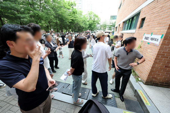 6·3 지방선거 본투표일인 3일 오후 서울 송파구 잠실 2동 제6투표소에서 투표용지 부족으로 투표하러 온 주민들이 대기하고 있다. 2026.6.3  연합뉴스