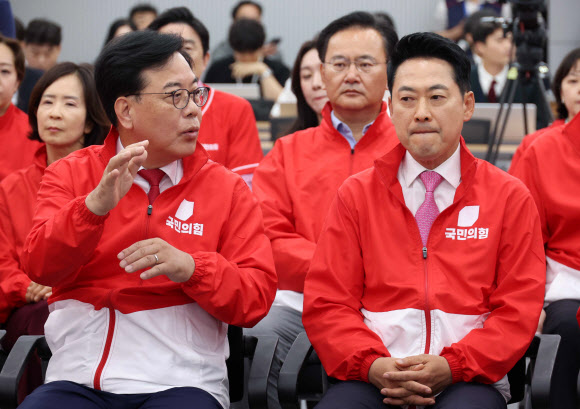 출구조사 결과 지켜보는 국민의힘