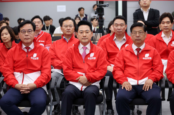 출구조사 결과 지켜보는 국민의힘