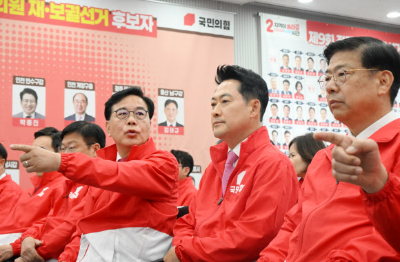 출구조사 결과 지켜보는 국민의힘 장동혁 상임선거대책위원장